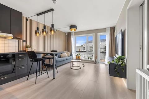 Kitchen or kitchenette, Living room, Seating area, Dining area