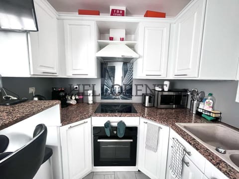 Coffee/tea facilities, oven, stove, toaster