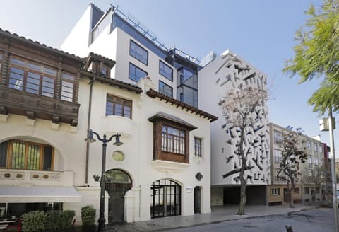 Facade/entrance, Day, Neighbourhood