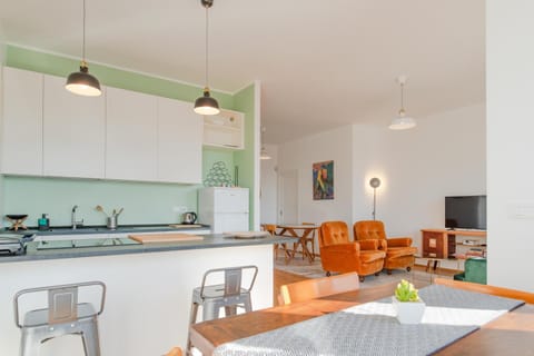 TV and multimedia, Kitchen or kitchenette, Living room, Seating area, Dining area, stove