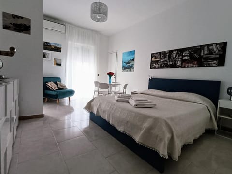 Bed, TV and multimedia, Living room, Photo of the whole room, Seating area, Bedroom, towels