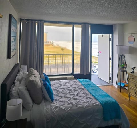 Ocean View Studio Condo w Balcony Pool and Free Parking Apartment hotel in Daytona Beach Shores