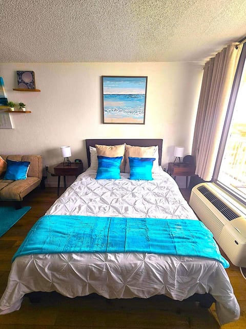 Ocean View Studio Condo w Balcony Pool and Free Parking Apartment hotel in Daytona Beach Shores