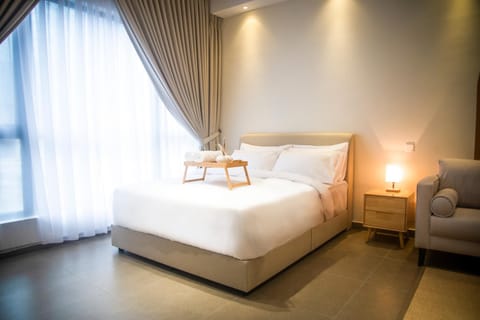 Bed, Living room, Photo of the whole room, Seating area, Bedroom