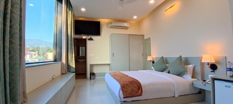 TV and multimedia, Bedroom, minibar, wardrobe, air conditioner