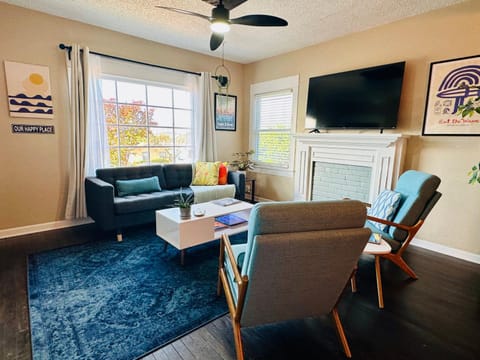TV and multimedia, Living room, Seating area, Evening entertainment