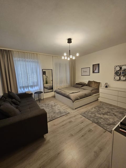 Bed, TV and multimedia, Photo of the whole room, Seating area, Bedroom