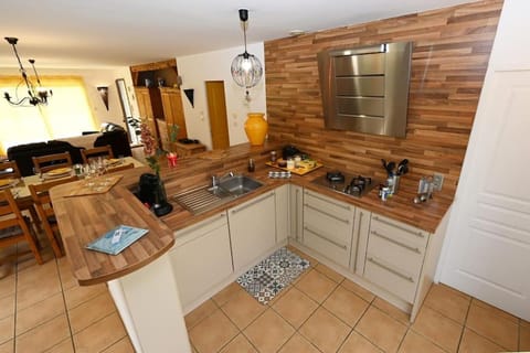 Kitchen or kitchenette, Dining area, dishwasher, oven, pet friendly, stove