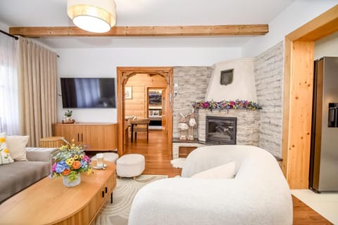 Bed, TV and multimedia, Kitchen or kitchenette, Living room, Photo of the whole room, Seating area, Dining area, fireplace