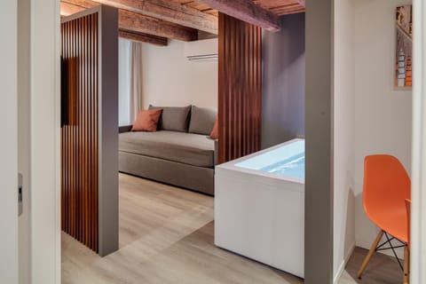Bed, Hot Tub, Living room, Photo of the whole room, Seating area, Bedroom