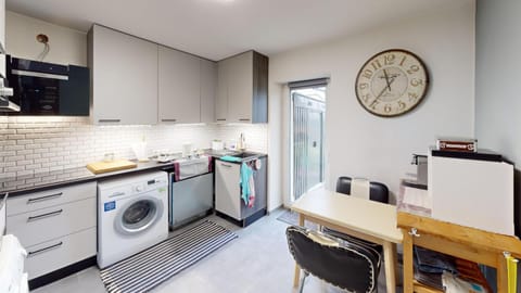 Appartement Serenity Entrée Privée au Calme Jardin Apartment in Luxembourg District, Luxembourg