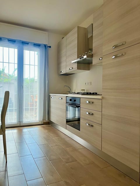Kitchen or kitchenette, dishwasher, stove