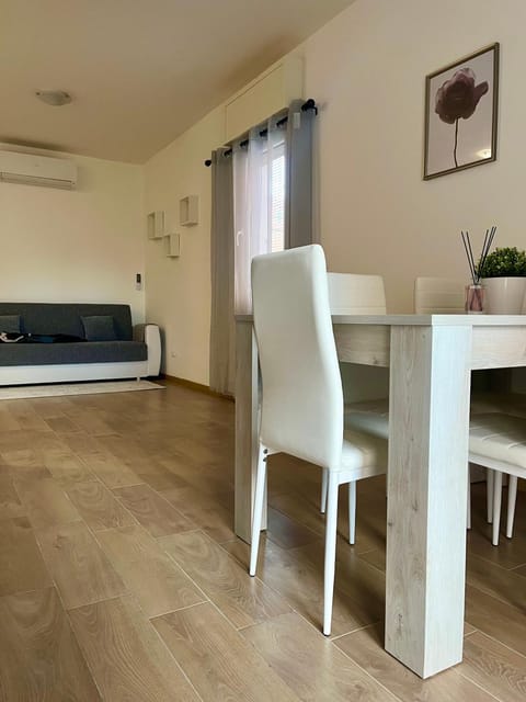 Living room, Seating area, Dining area, air conditioner