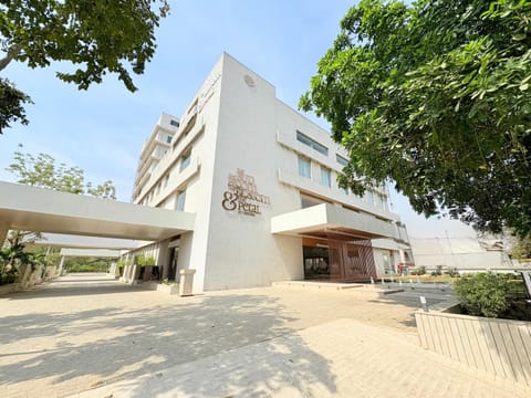 Property building, Facade/entrance, Day