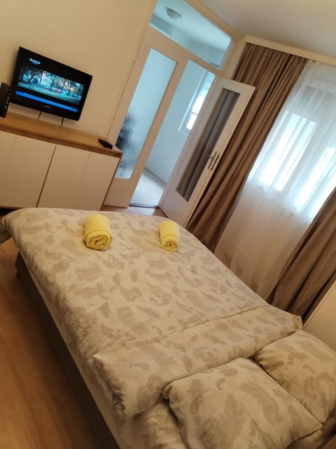 Bed, Bedroom, towels