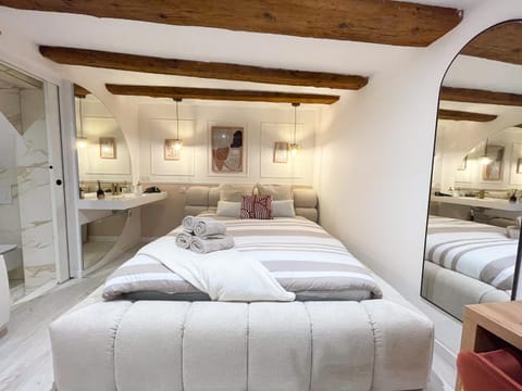 Bed, Photo of the whole room, Bedroom, towels