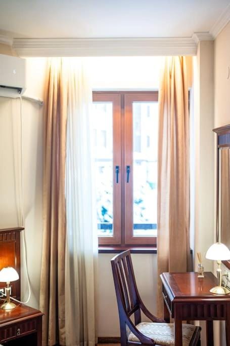 Seating area, air conditioner