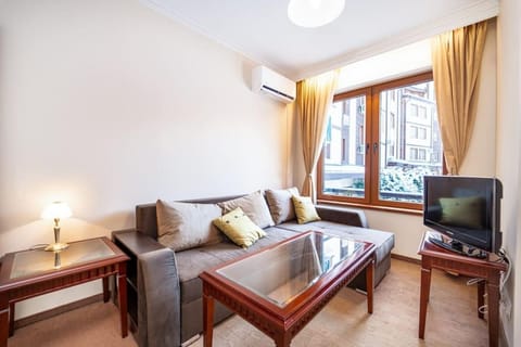 Communal lounge/ TV room, TV and multimedia, Living room, Seating area, Evening entertainment, air conditioner