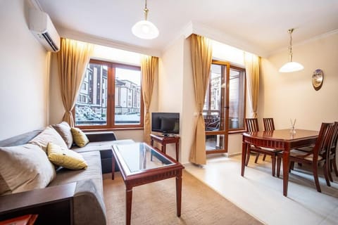 Communal lounge/ TV room, TV and multimedia, Living room, Seating area, Dining area, Evening entertainment