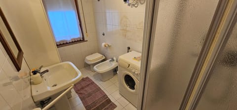 Shower, Toilet, Bathroom, bidet, towels