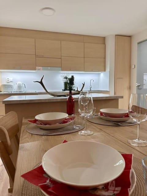 Kitchen or kitchenette, Dining area