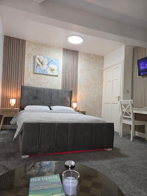 CHUB Luxury Ensuite Vacation rental in Bradford