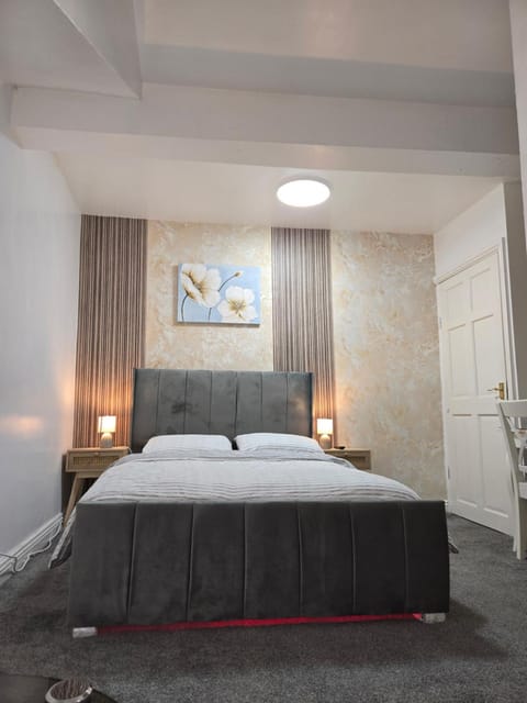 CHUB Luxury Ensuite Vacation rental in Bradford