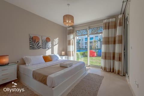 Property building, Bed, Property logo or sign, Bird's eye view, View (from property/room), Photo of the whole room, Bedroom