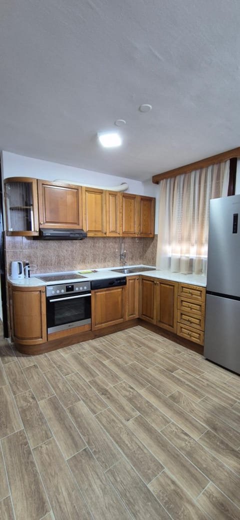 Kitchen or kitchenette, dishwasher, minibar, oven, stove