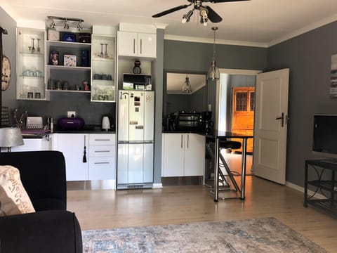 TV and multimedia, Kitchen or kitchenette, Seating area, minibar, oven, stove