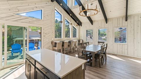 Walk to Main St, Private Hot Tub and Parking, 6 Bedrooms, Great Location - Sleeps 14 House in Park City