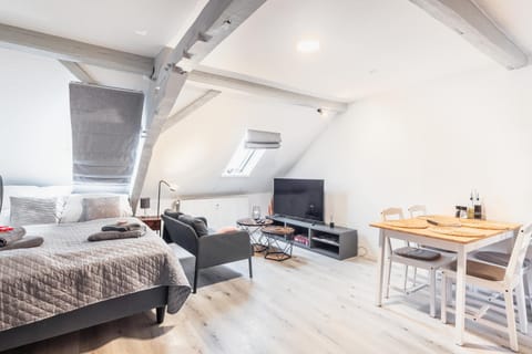 Bed, TV and multimedia, Living room, Seating area, Dining area, Bedroom