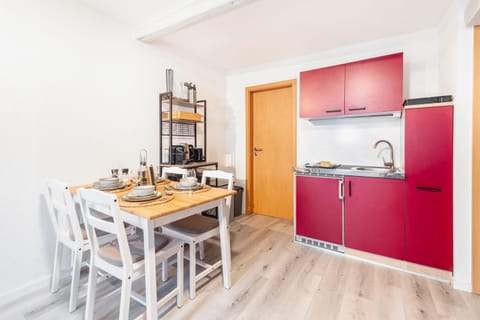 Kitchen or kitchenette, Dining area, stove