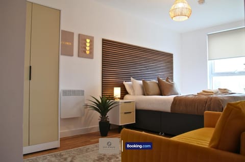 Bed, Photo of the whole room, Seating area, Bedroom