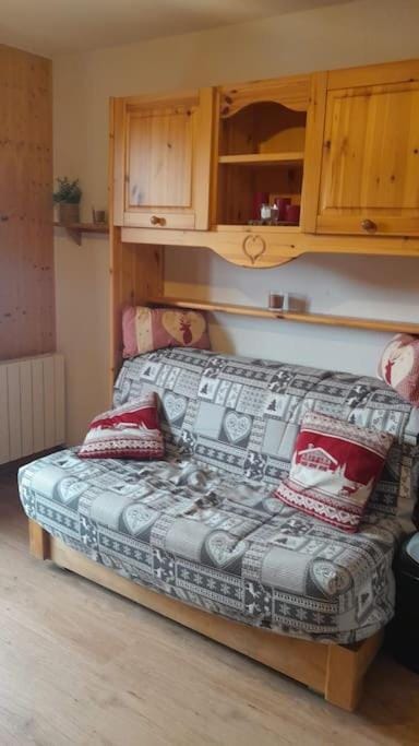 Appartement vu sur la montagne Apartment in Haute-Savoie