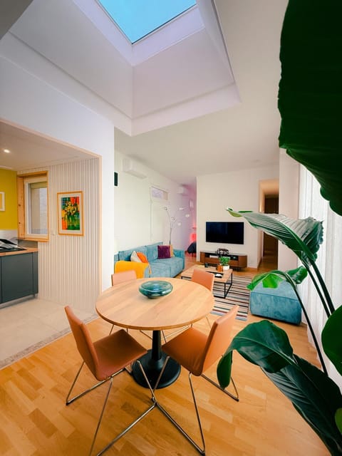 TV and multimedia, Living room, Seating area, Dining area