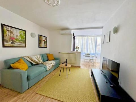 Communal lounge/ TV room, TV and multimedia, Living room, Seating area