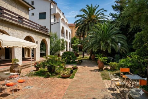 Property building, Patio, Day, Garden, Garden view