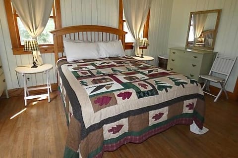 Lakeside Cottage on Torch Lake Apartment in Torch Lake