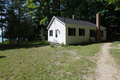 Lakeside Cottage on Torch Lake Apartment in Torch Lake