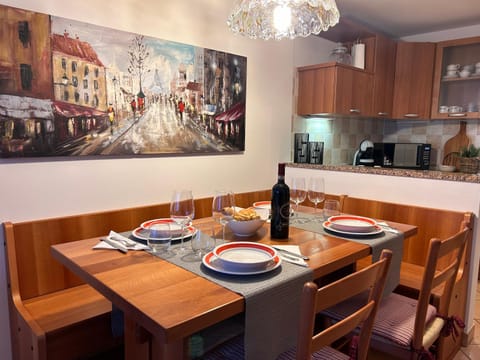 Kitchen or kitchenette, Living room, Food and drinks, Seating area, Dining area, Food