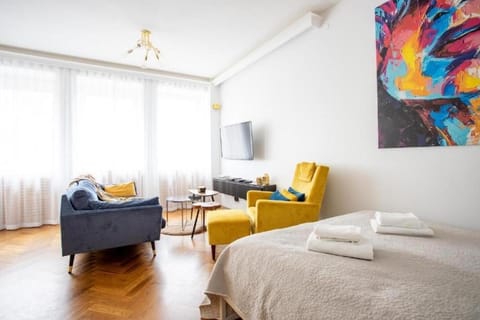 Bed, Living room, Photo of the whole room, Seating area, Bedroom, towels