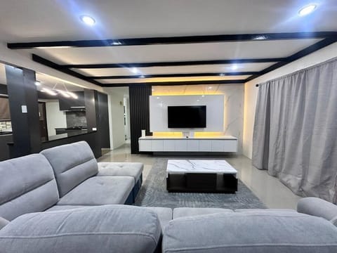 Communal lounge/ TV room, TV and multimedia, Living room, Seating area, Evening entertainment
