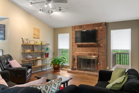 The Olive Branch - Stylish Oasis for 11 House in University City