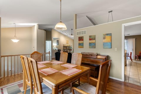 The Olive Branch - Stylish Oasis for 11 House in University City