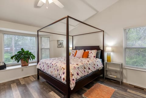 The Olive Branch - Stylish Oasis for 11 House in University City