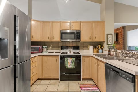 The Olive Branch - Stylish Oasis for 11 House in University City