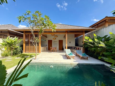 Property building, Garden, Pool view, Swimming pool, sunbed