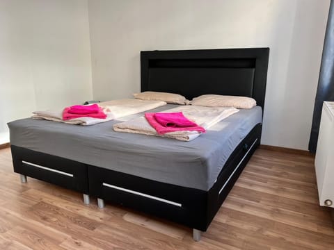 Bed, Bedroom, towels