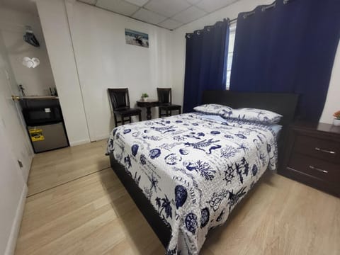 Bed, microwave, minibar